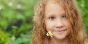 Porträt eines Mädchens mit Blume