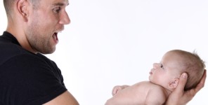 Vater spricht seinem Baby Laute vor