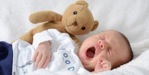 Baby schläft neben Teddybär