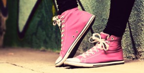 Rosa Sneakers eines Teenagers