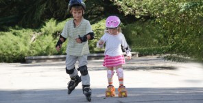 Zwei Kinder fahren auf Roller Skates