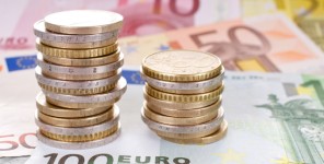 Zwei Stapel Euromünzen auf Banknoten