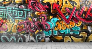 Eine mit Graffiti besprühte Wand